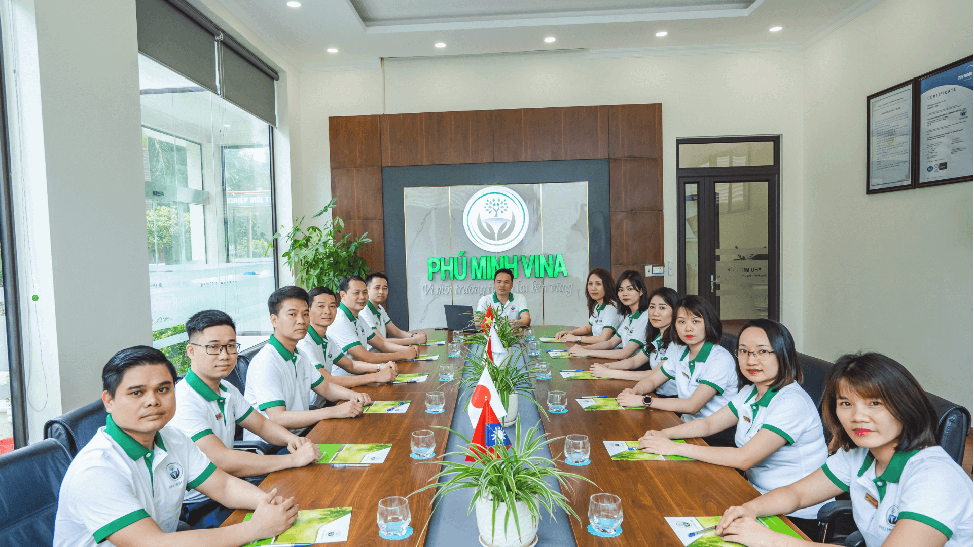 Cover image for PHÚ MINH VINA