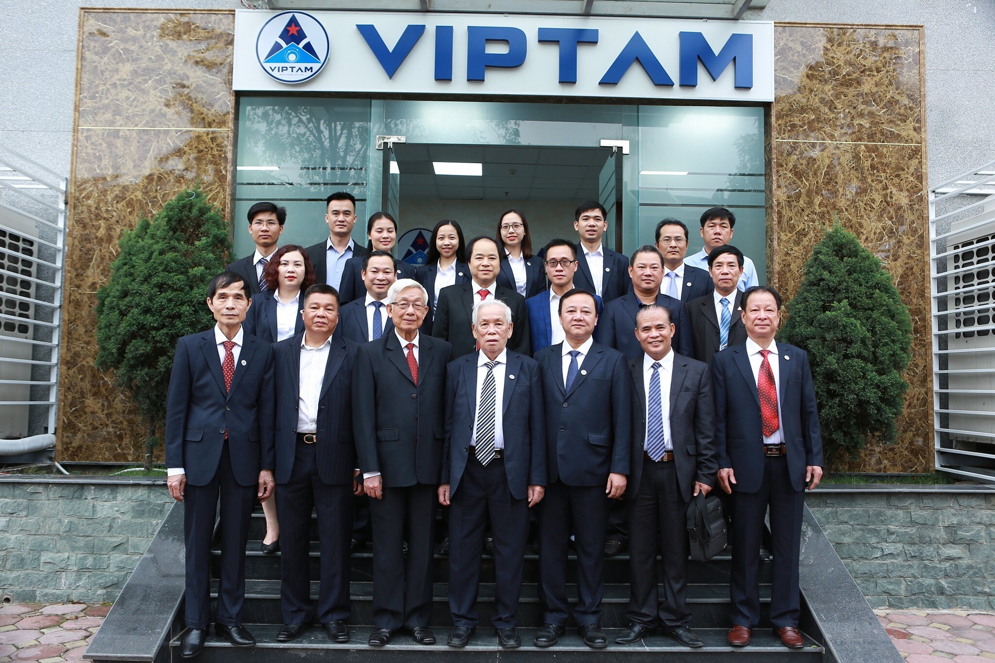 Cover image for TẬP ĐOÀN CÔNG NGHỆ VIPTAM