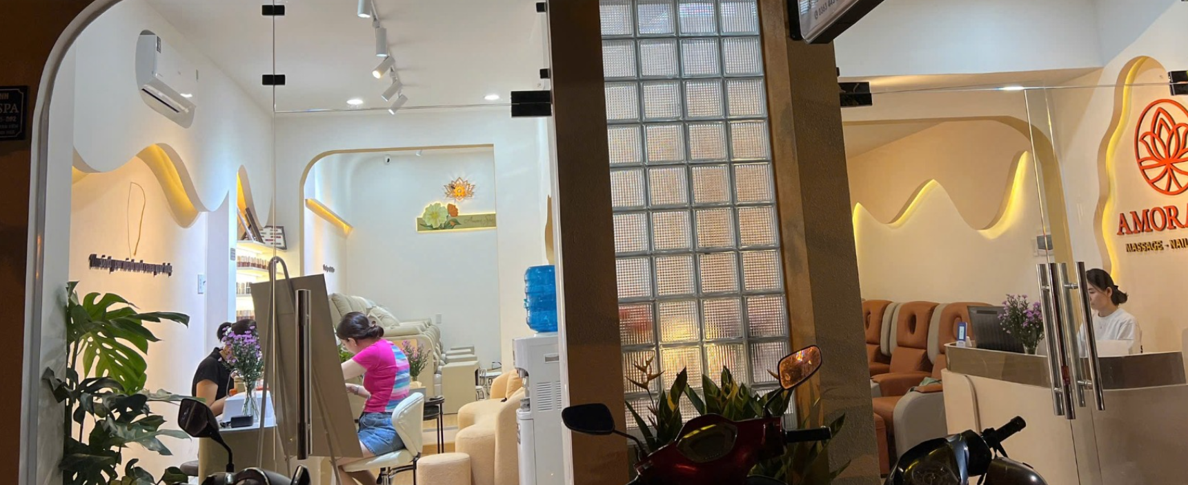 Cover image for AMORA SPA