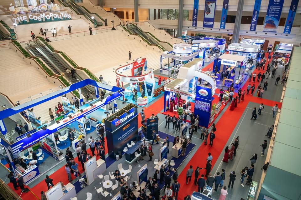 Cover image for CÔNG TY CỔ PHẦN TẬP ĐOÀN VIETSHIP