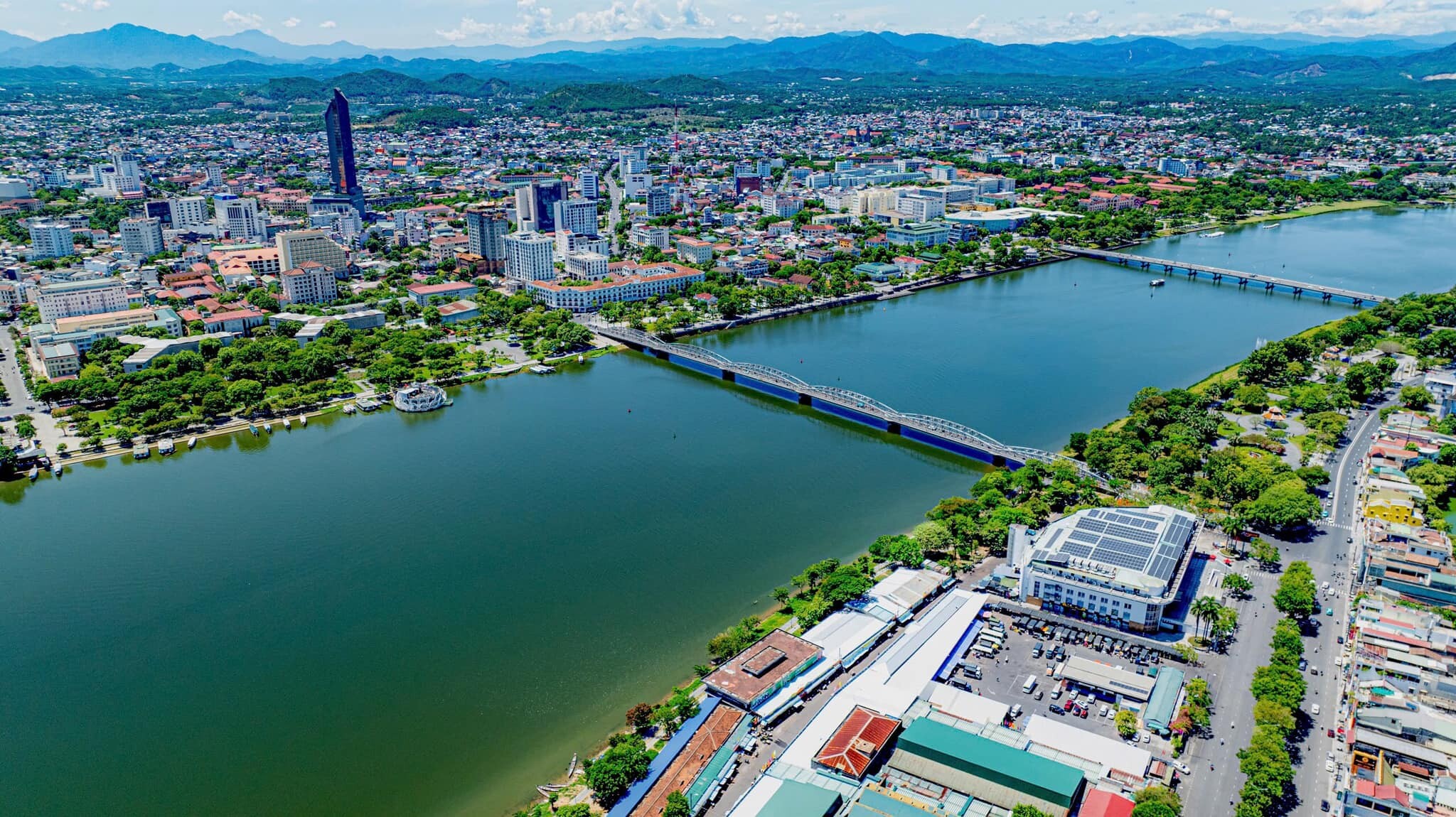 Cover image for ĐỊA ỐC VẠN NIÊN THANH