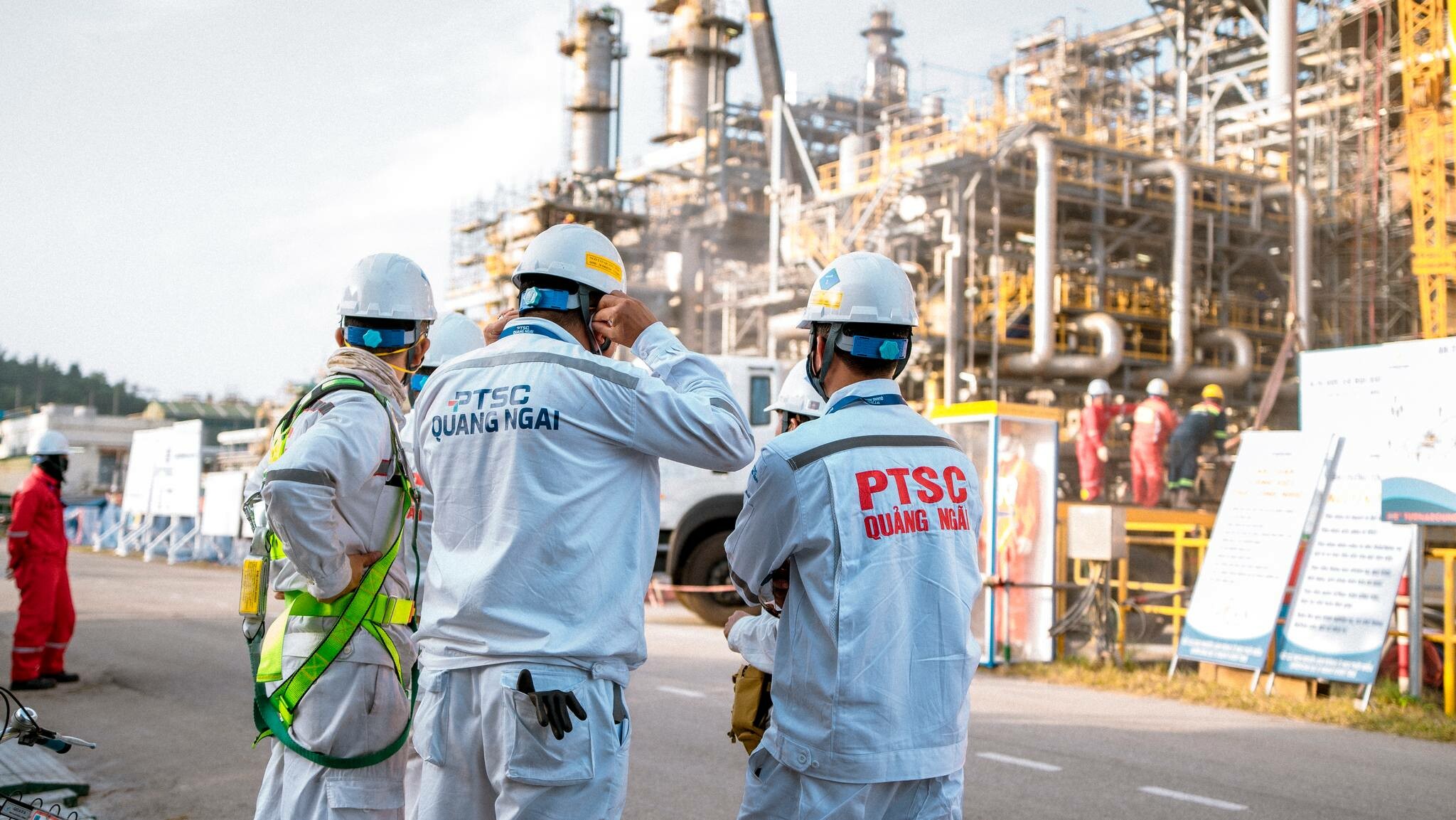 Cover image for Dầu Khí Quảng Ngãi PTSC