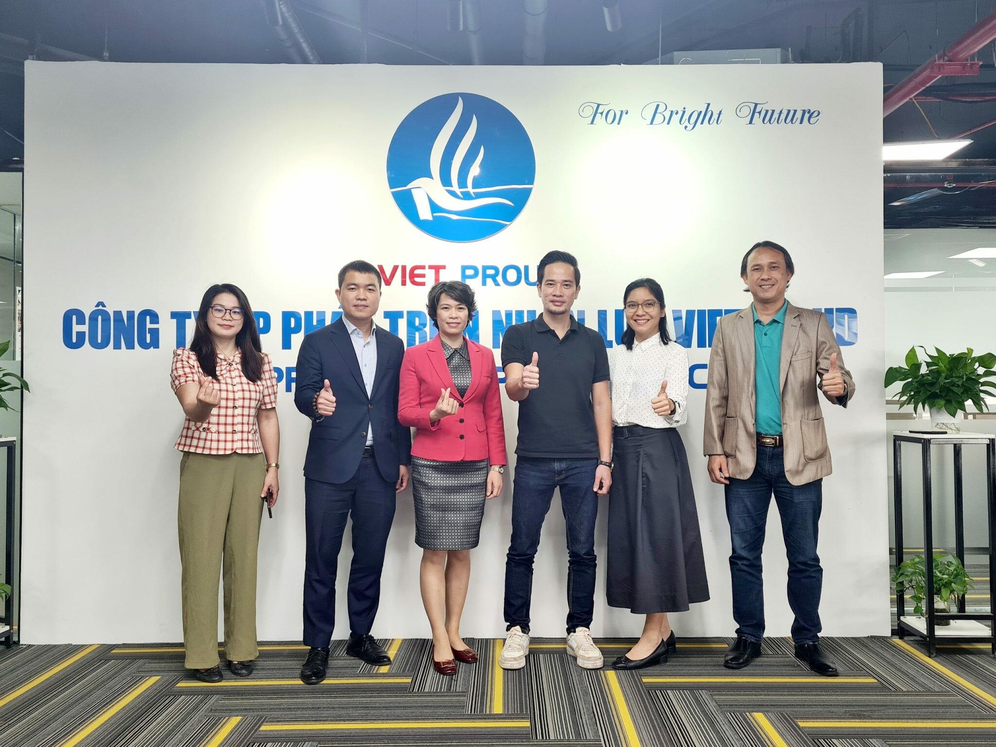 Cover image for PHÁT TRIỂN NHÂN LỰC VIET PROUD