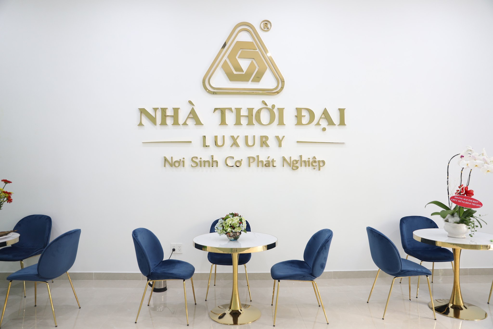 Cover image for NHÀ THỜI ĐẠI