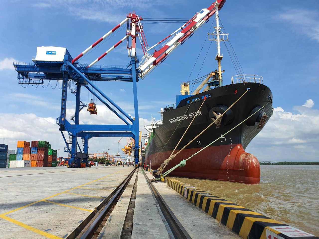 Cover image for Vận Tải Biển Đông