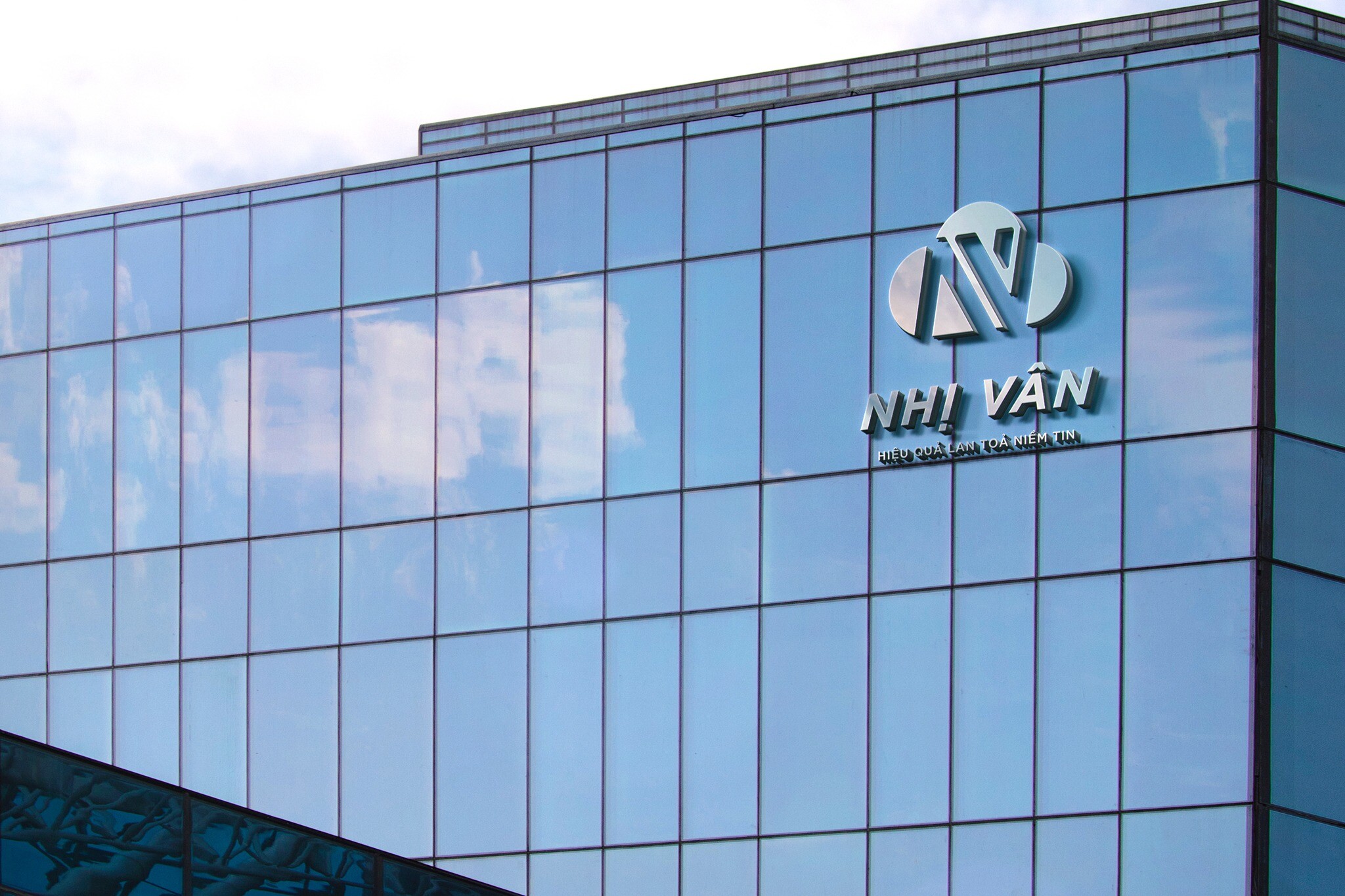 Cover image for TRUYỀN THÔNG NHỊ VÂN