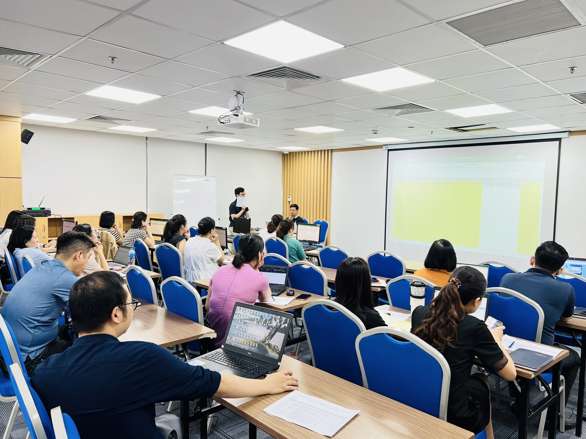 Công Ty Cổ Phần Dip Holding 1