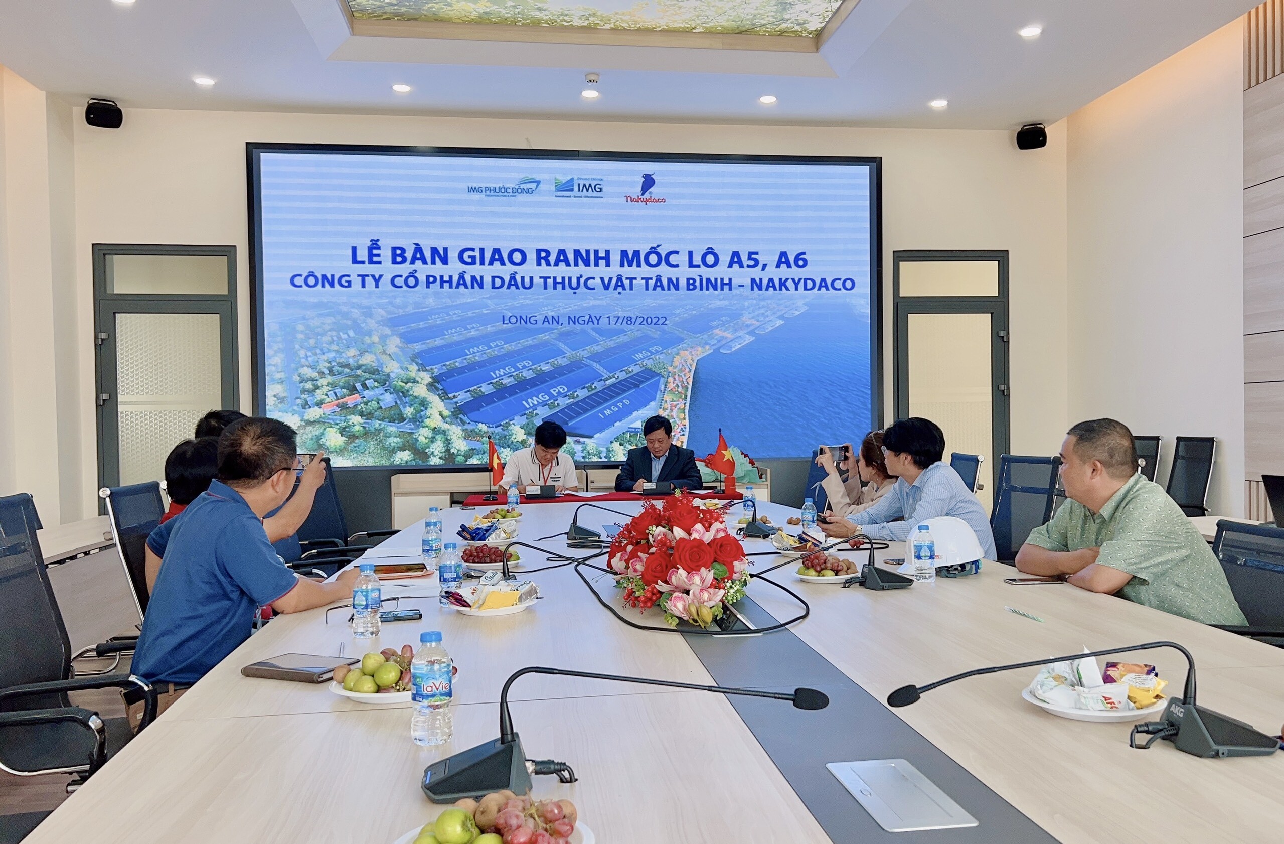 Dầu thực vật Tân Bình - Nakydaco 2