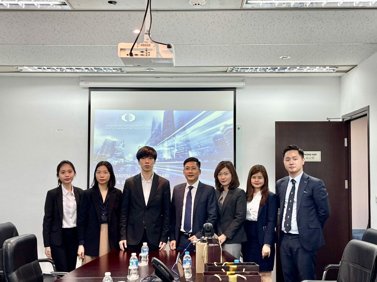 Chứng khoán Guotai Junan 8