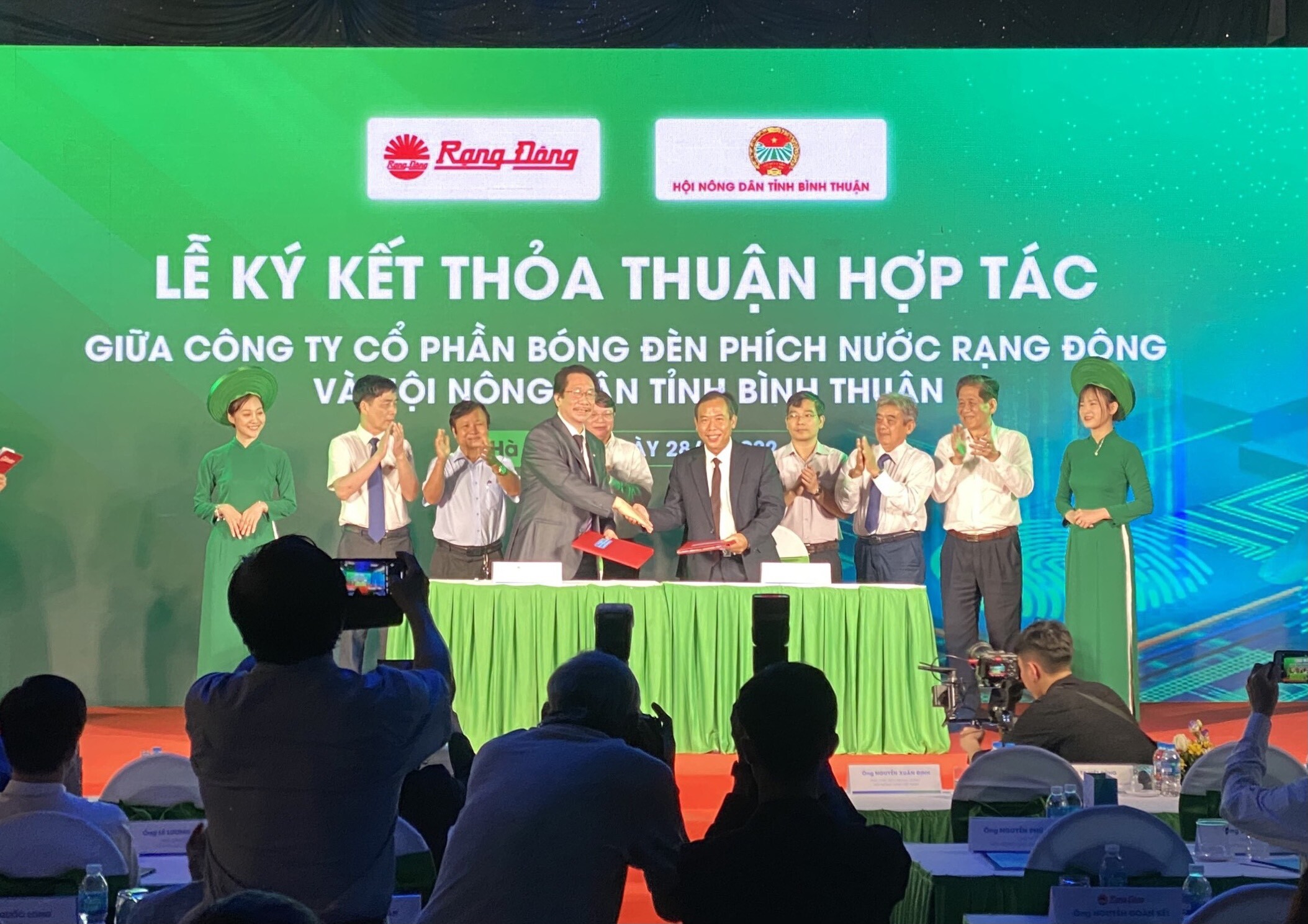 BÓNG ĐÈN PHÍCH NƯỚC RẠNG ĐÔNG 6