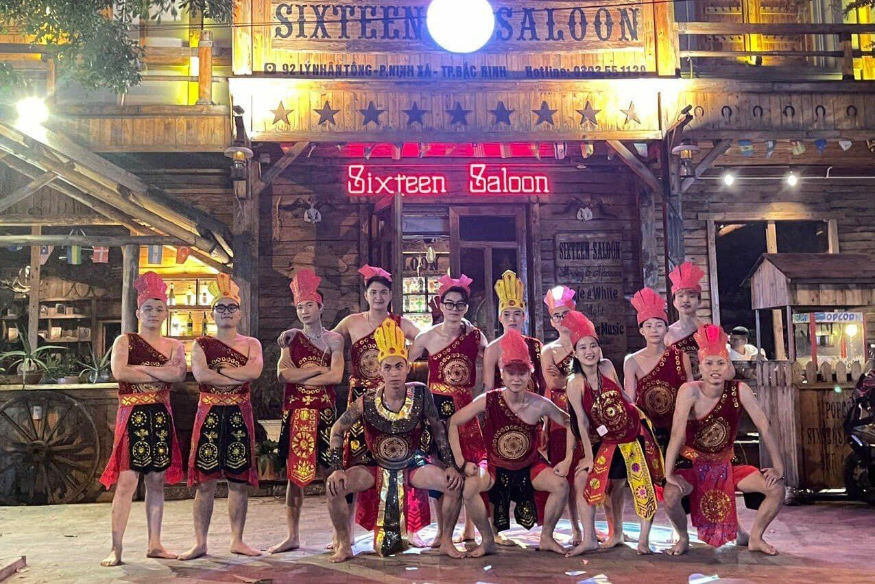 Sixteen Saloon 9