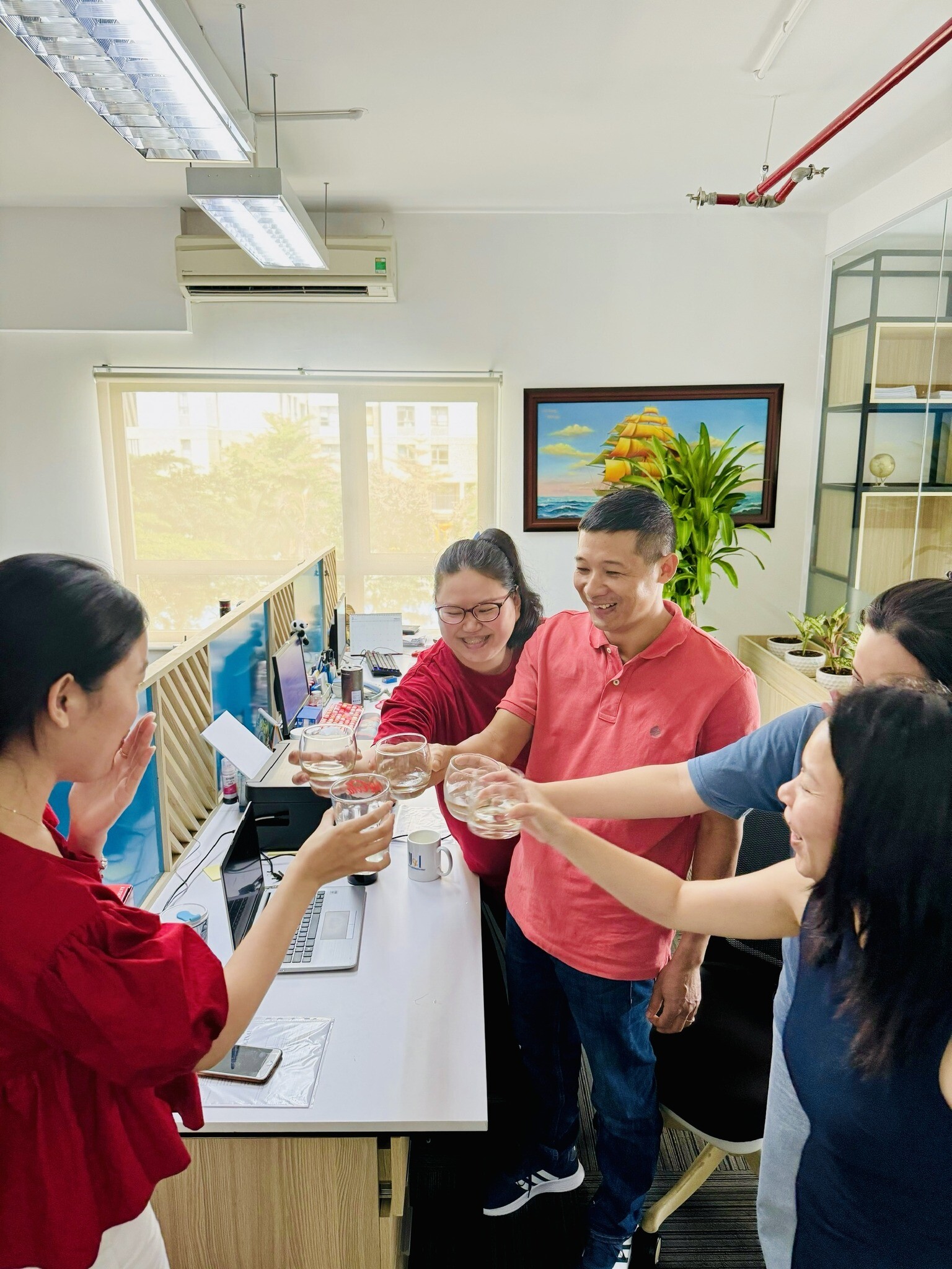 Tiếp vận Thương mại Cá Heo Xanh - Blue Dolphin Logistics 2