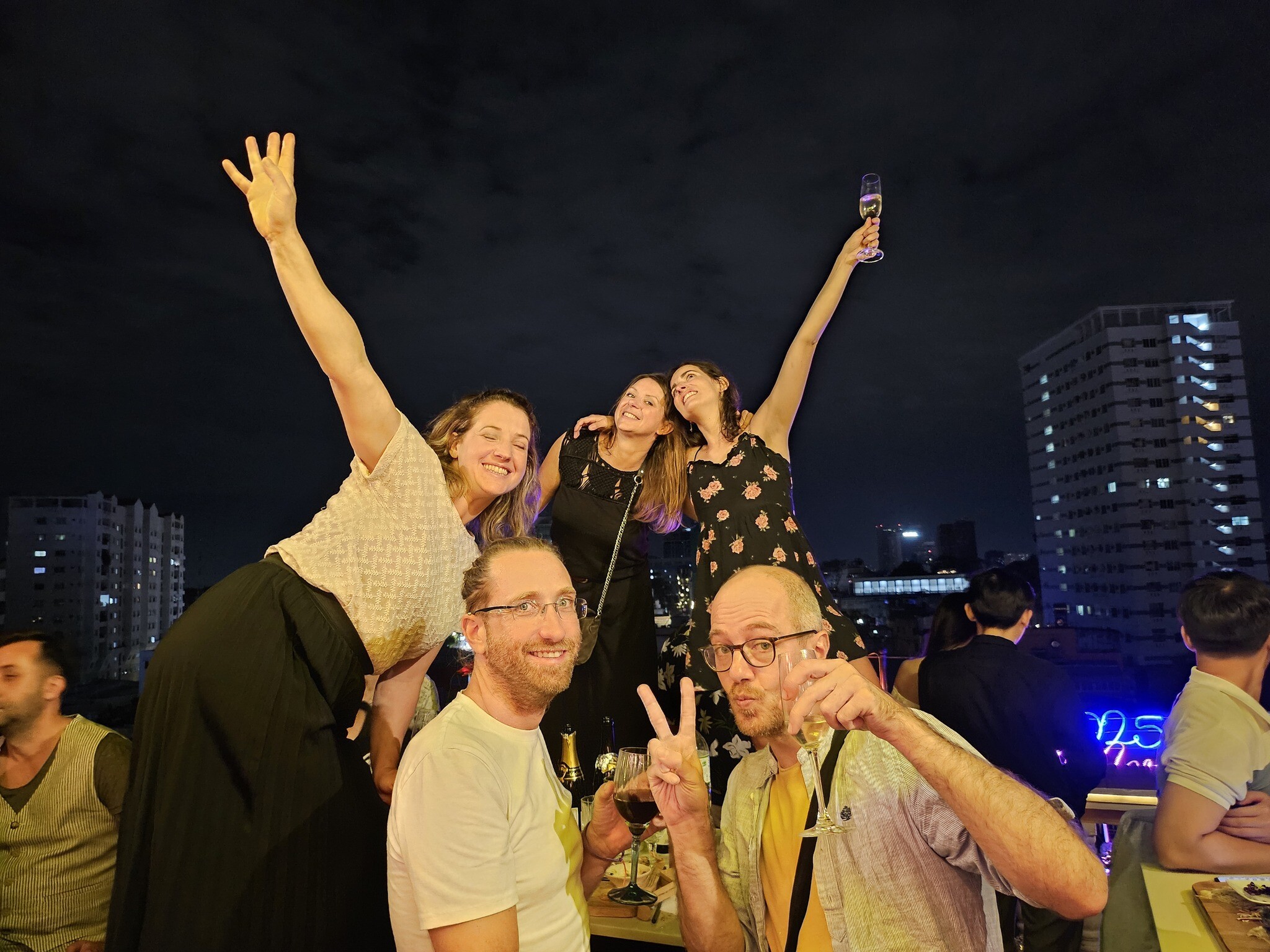 KHÁCH SẠN ĐỨC VƯỢNG 16