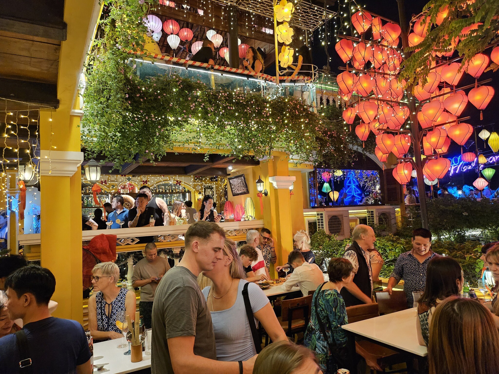 KHÁCH SẠN ĐỨC VƯỢNG 13