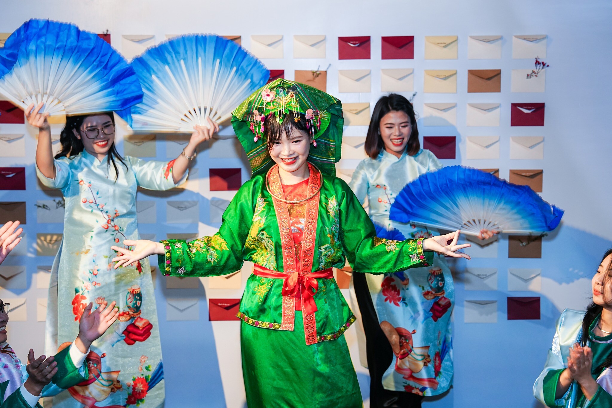 THIẾT KẾ & TRUYỀN THÔNG KIẾN VIỆT 8