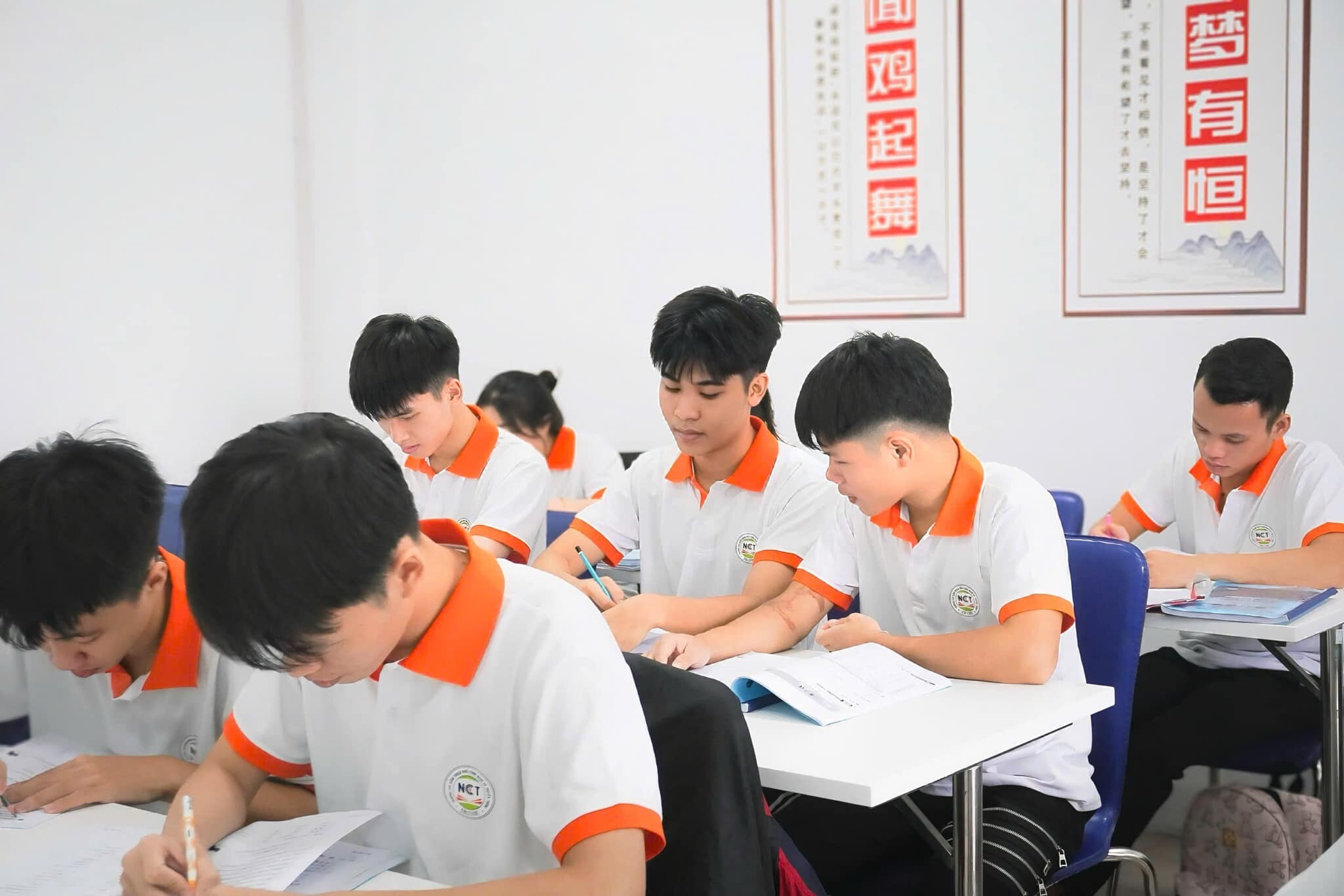 Trường Cao đẳng Ngoại ngữ - Công nghệ và Truyền thông 4