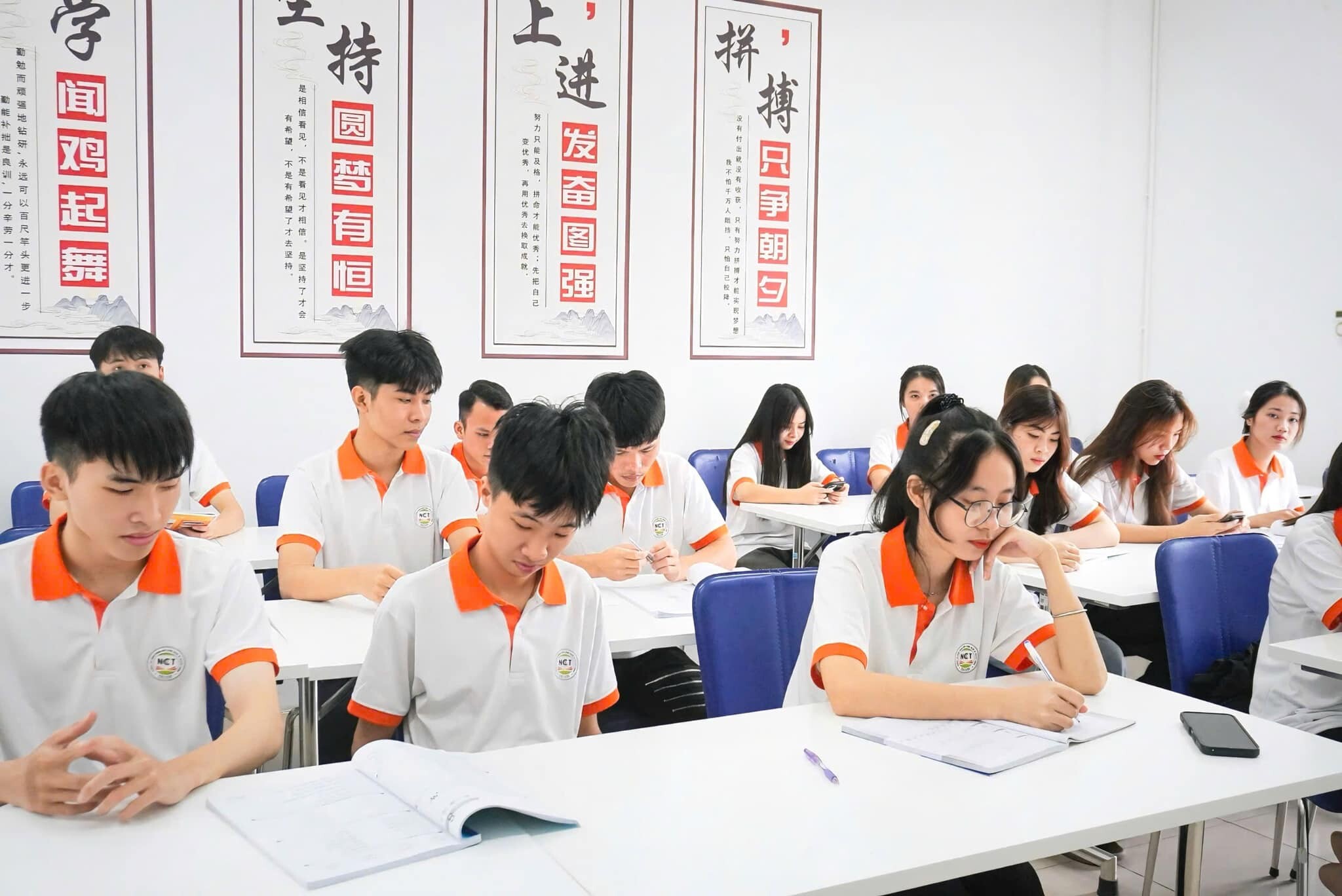 Trường Cao đẳng Ngoại ngữ - Công nghệ và Truyền thông 3