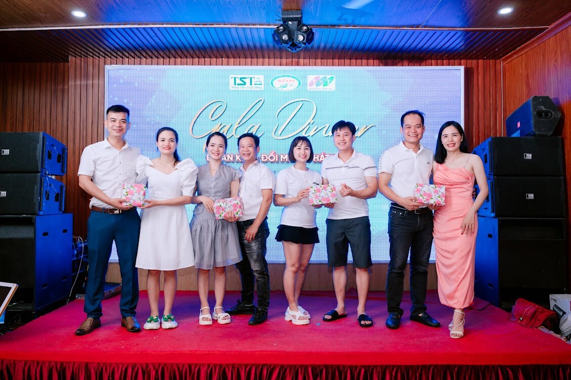 Quốc tế Alexan Phar 11