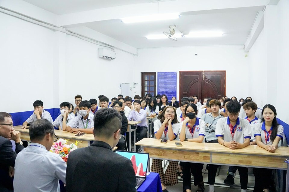 Trường Cao Đẳng Quốc Tế TPHCM 8