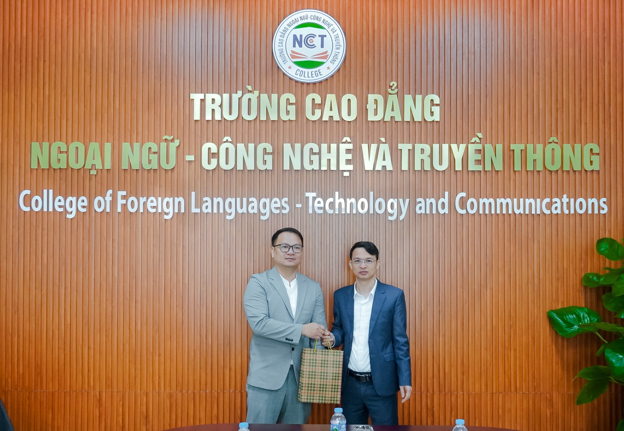 Trường Cao đẳng Ngoại ngữ - Công nghệ và Truyền thông 11