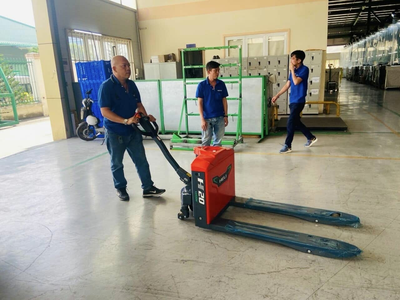 XE NÂNG BÌNH MINH 4