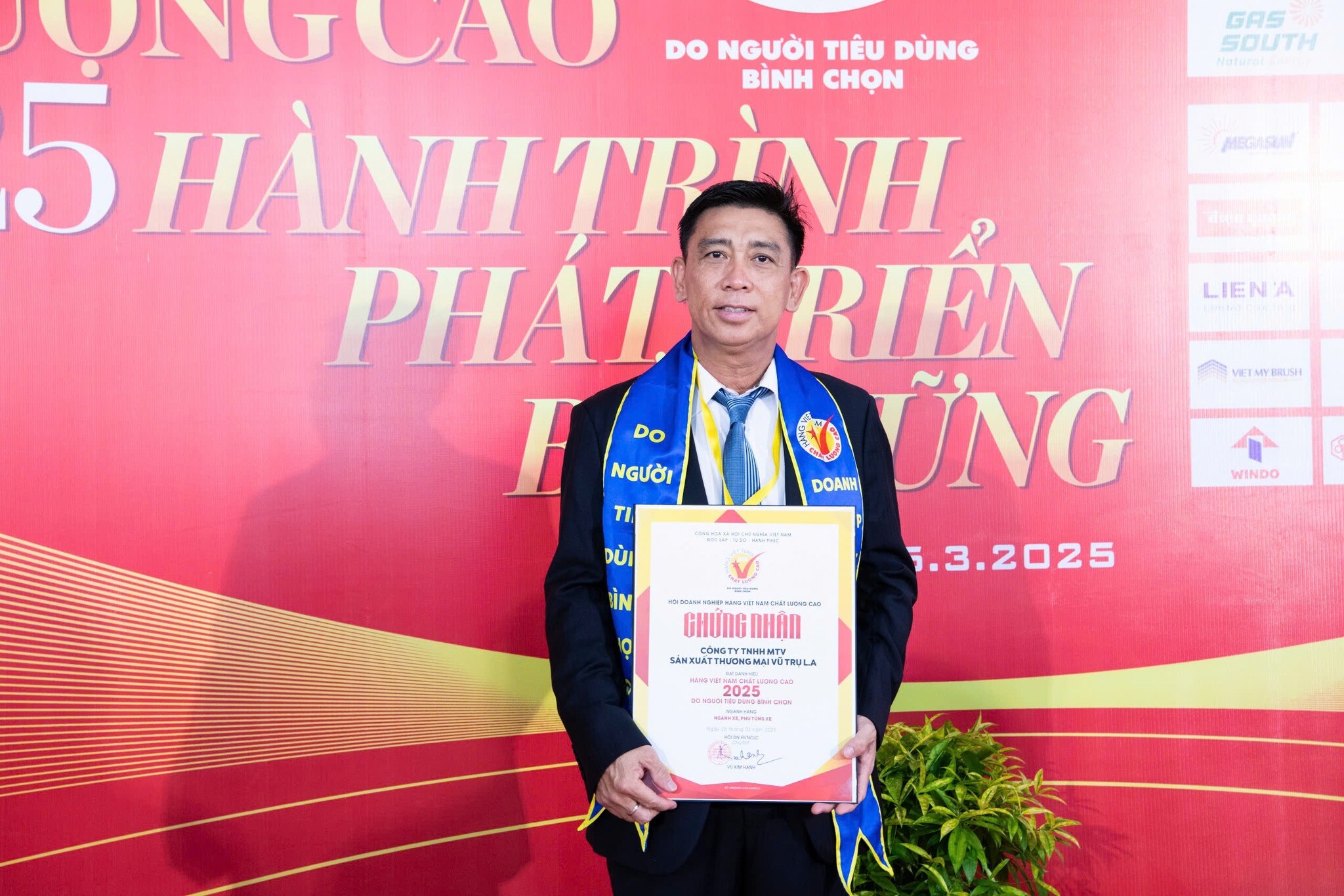 Một thành viên SX TM  VŨ TRỤ L.A 9