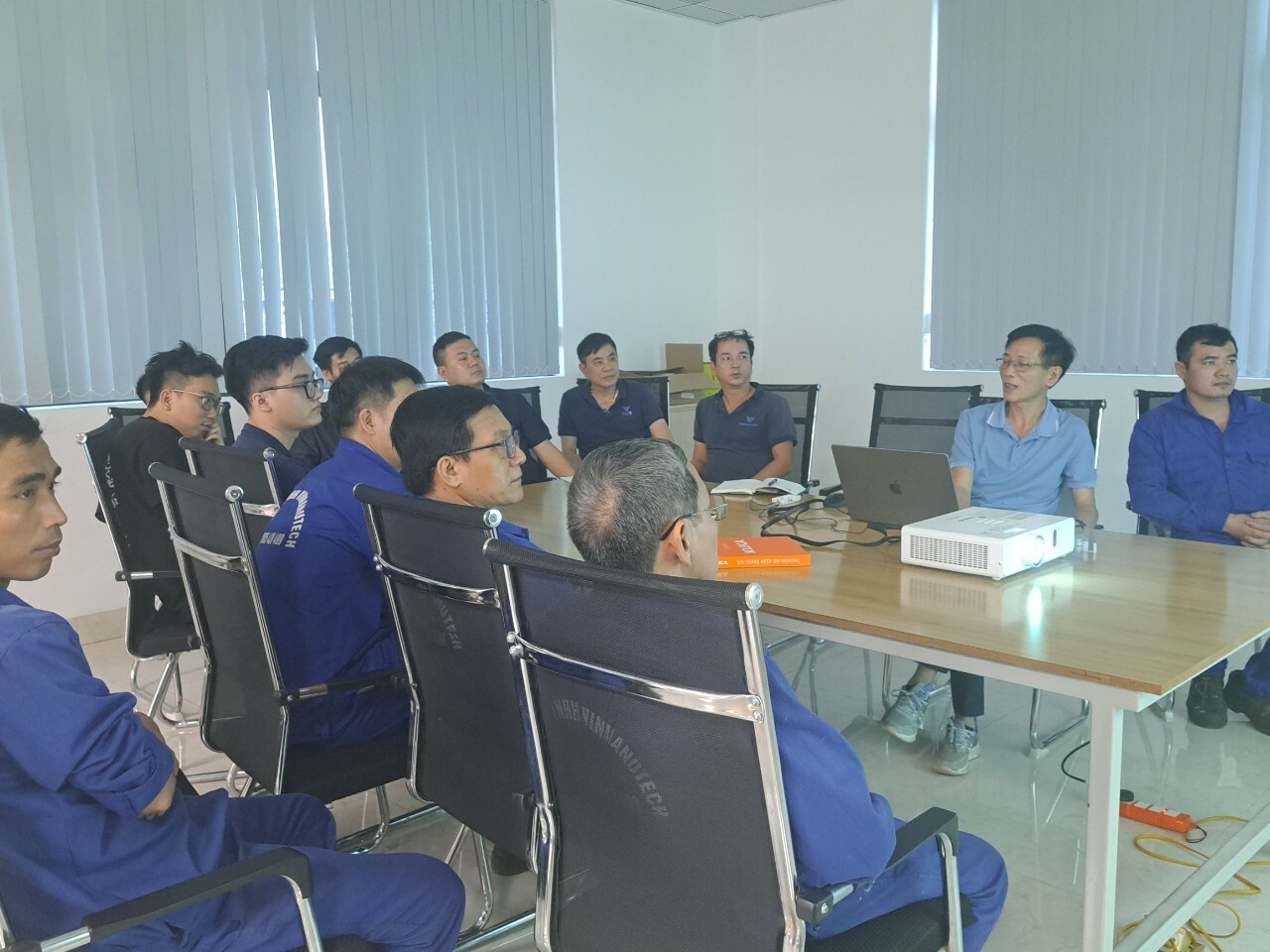 CÔNG TY TNHH VINMANUTECH 14