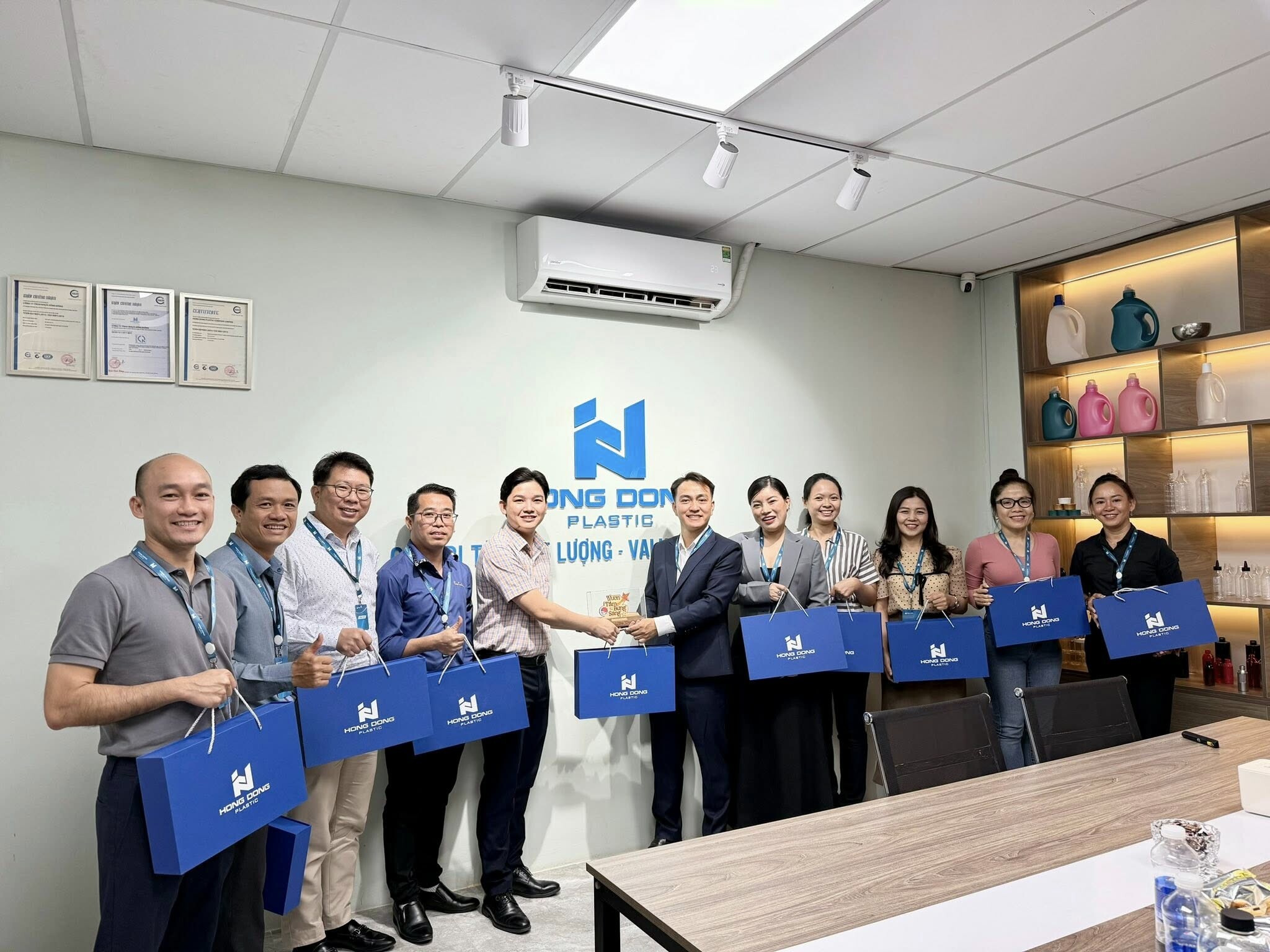 Nhựa Hồng Đông 4