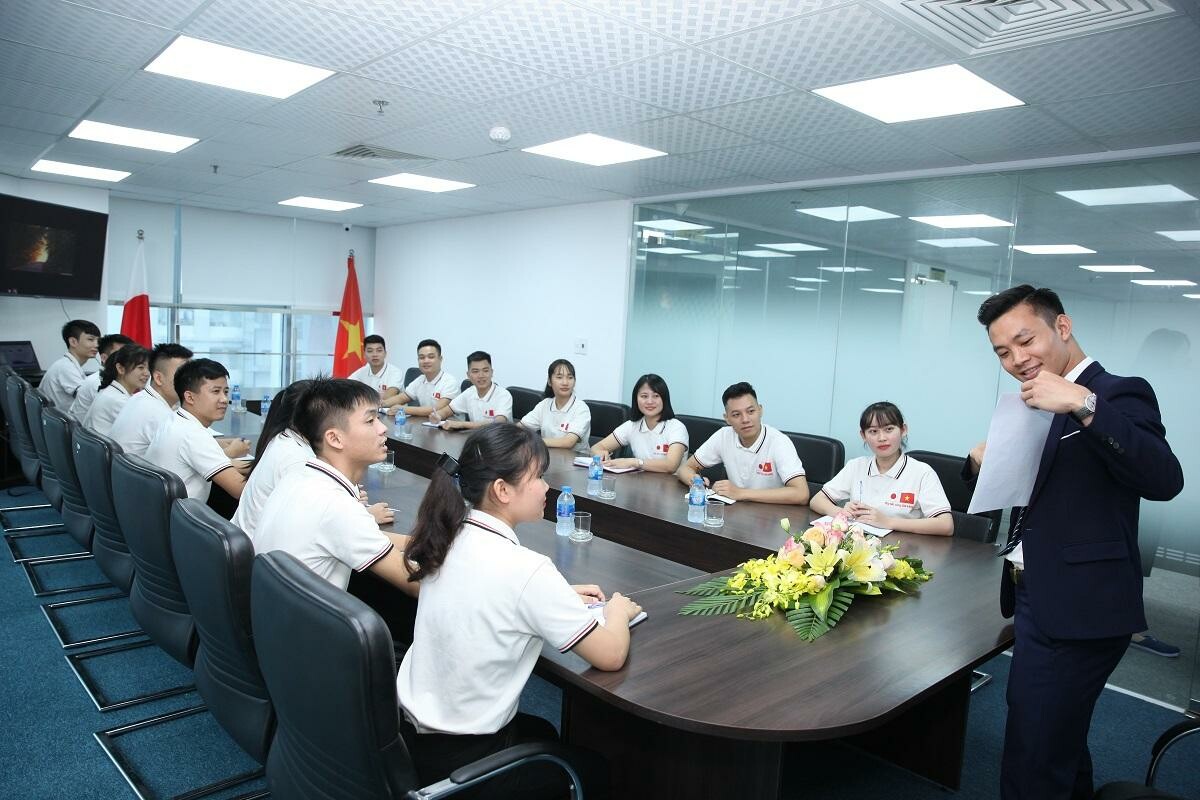 Đầu Tư Và Quan Hệ Quốc Tế GLC Group 7