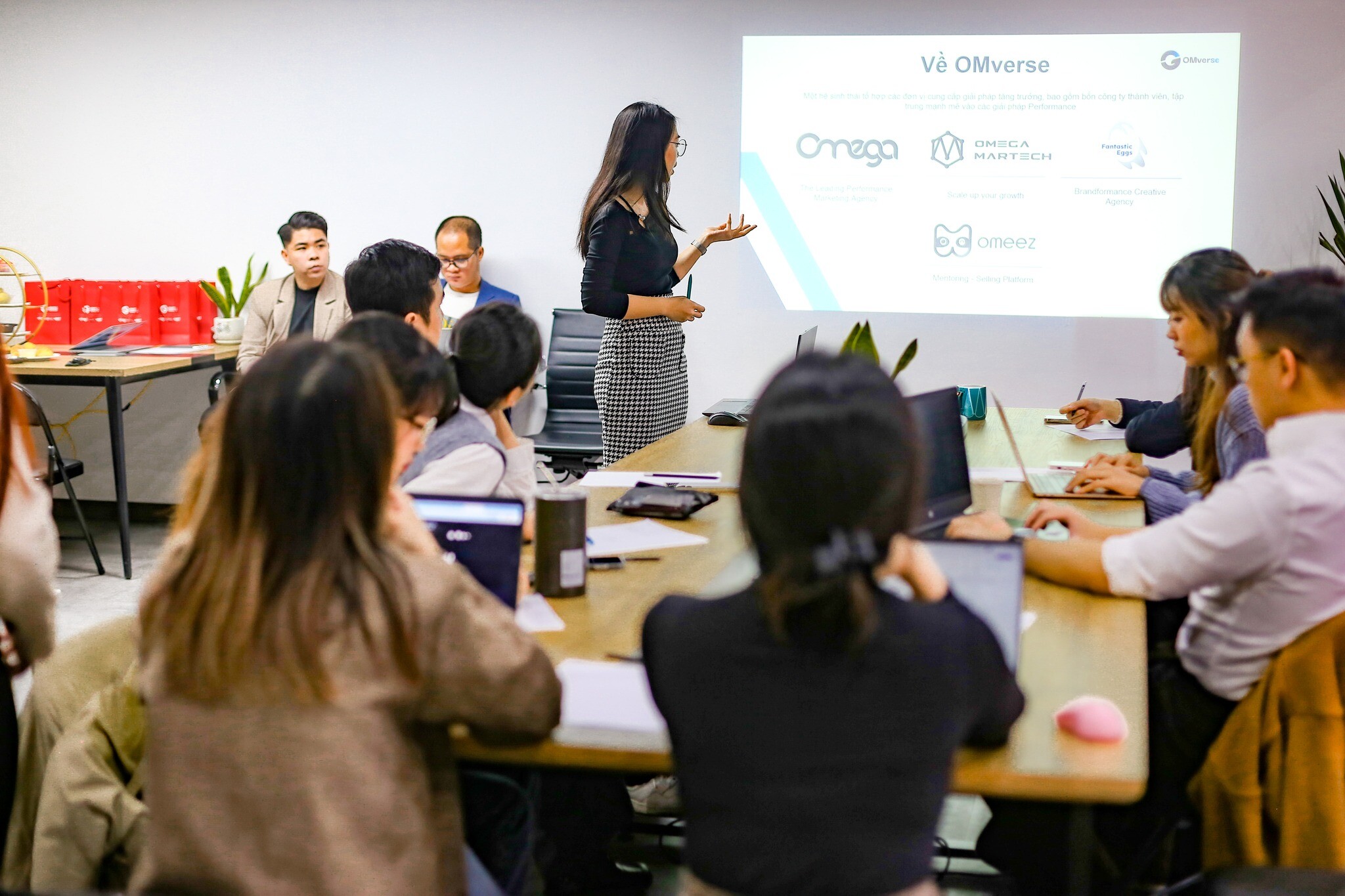 Truyền Thông Toàn Cầu Omega 1