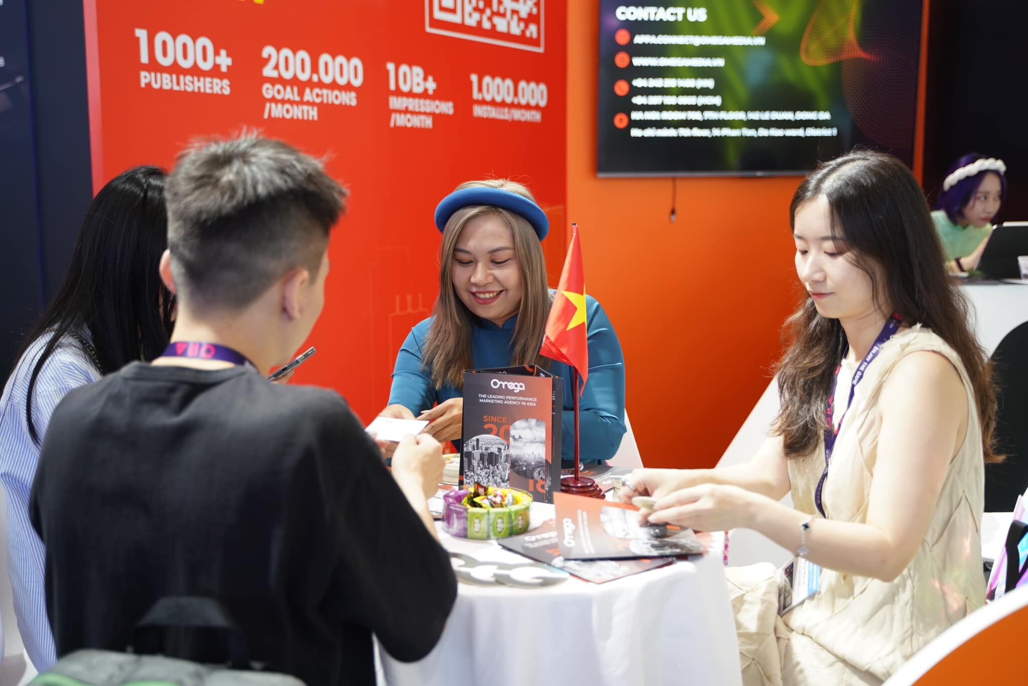 Truyền Thông Toàn Cầu Omega 8