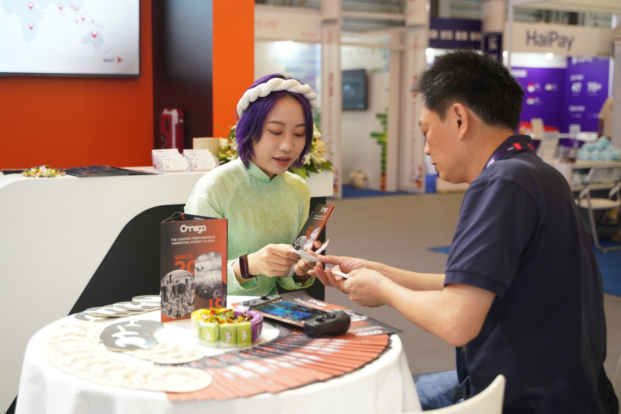 Truyền Thông Toàn Cầu Omega 10