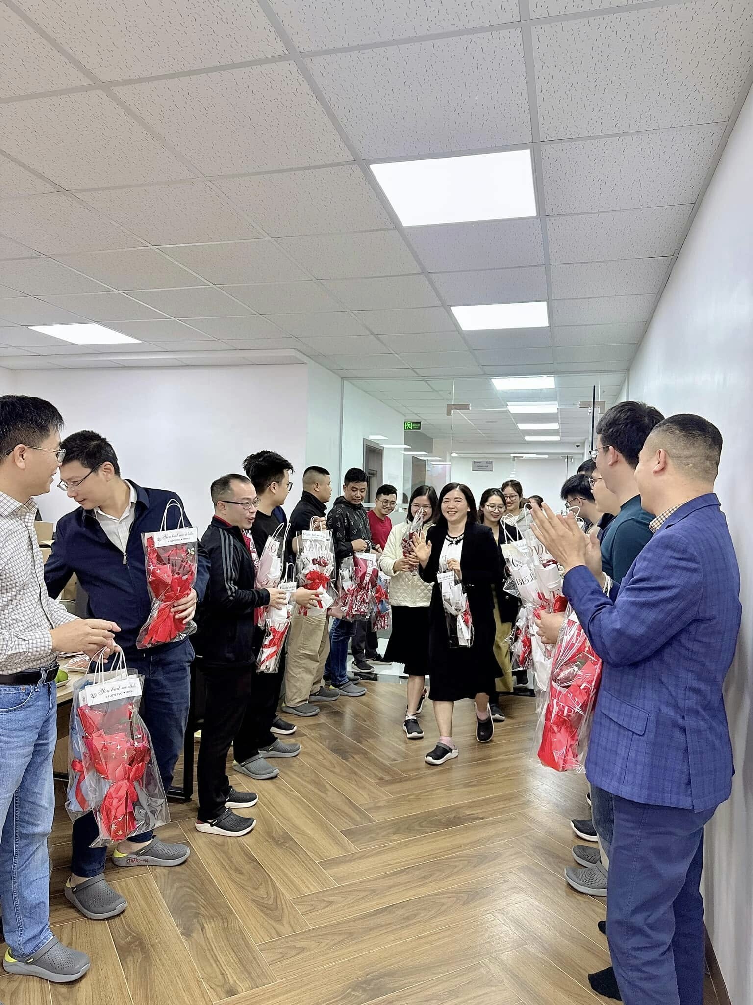 THƯƠNG MẠI DỊCH VỤ VẬN TẢI VIỆT Á - VALOGI 8