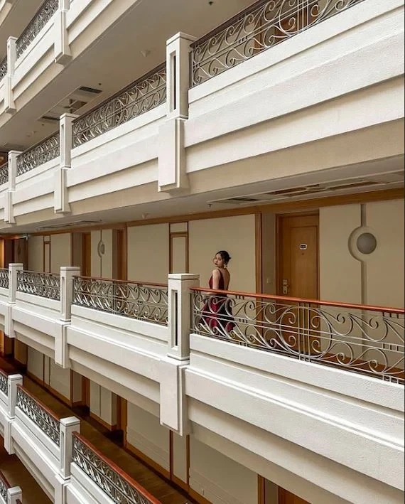 Renaissance Riverside 3