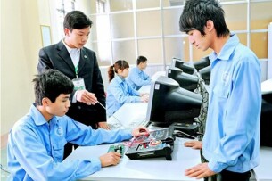 Nên Học Nghề Hay Học Đại Học? Top 15 Nghề Dễ Xin Việc & Lương Ổn Định