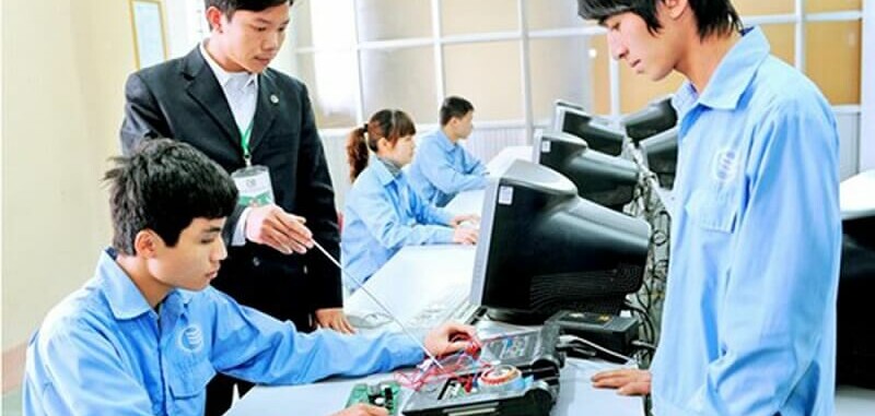 Nên Học Nghề Hay Học Đại Học? Top 15 Nghề Dễ Xin Việc & Lương Ổn Định