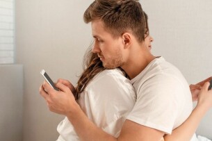 Trust Issue là gì? Dấu hiệu, nguyên nhân và cách vượt qua nỗi sợ mất niềm tin