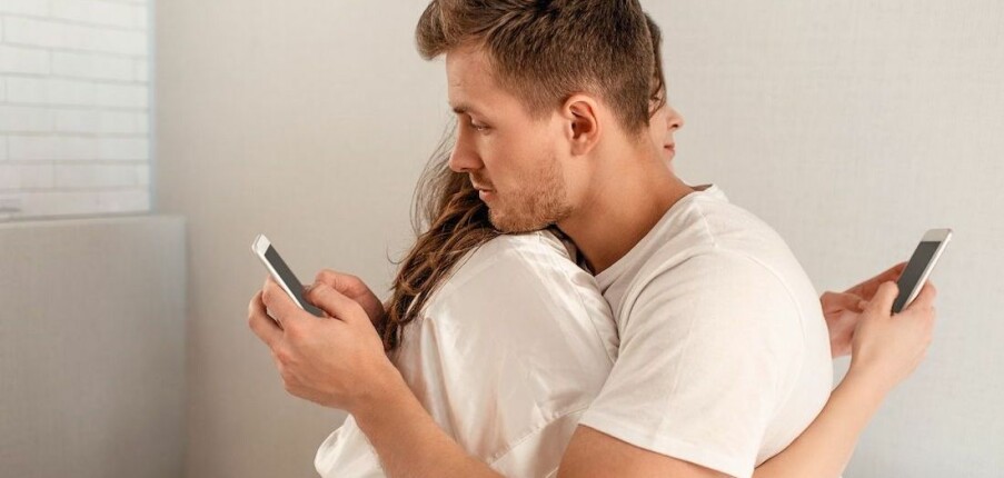 Trust Issue là gì? Dấu hiệu, nguyên nhân và cách vượt qua nỗi sợ mất niềm tin