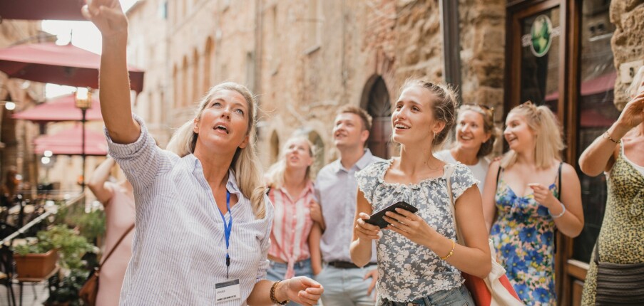 Xu Hướng Tuyển Dụng Hướng Dẫn Viên Du Lịch 2025: Top 10 Công Ty Trả Lương Cao Nhất