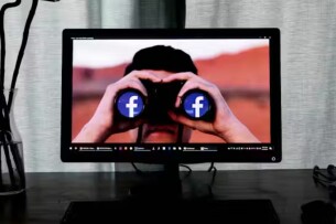 Stalk là gì trên Facebook, TikTok? Cách hiểu đúng & ví dụ thực tế