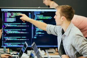 Nên học Ngành CNTT học ở trường nào? Điểm chuẩn, khối xét tuyển, cơ hội việc làm, mức lương của ngành CNTT