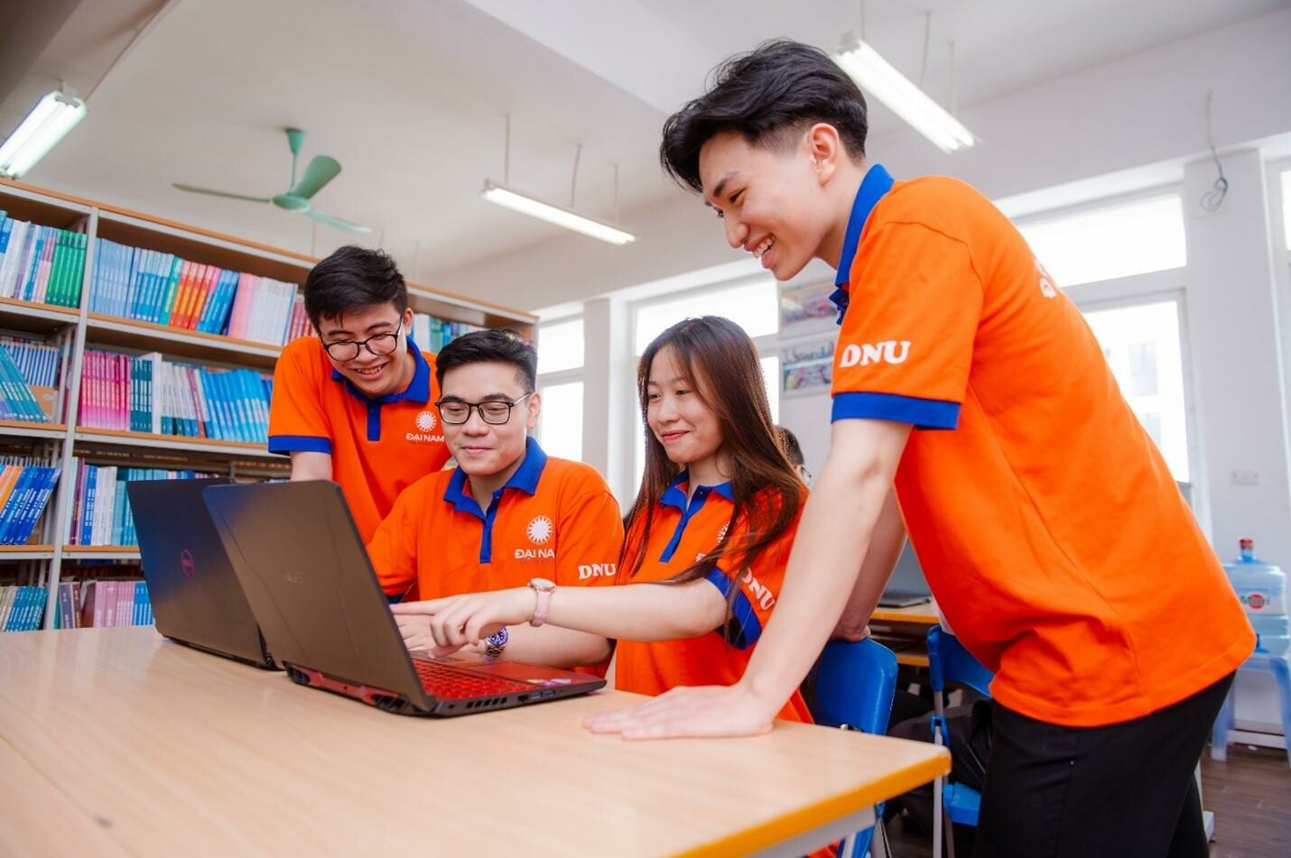 Học Thương mại điện tử ra trường l&agrave;m g&igrave;, c&oacute; dễ xin việc kh&ocirc;ng?